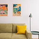 Metro Mlynow Colourful Apartment